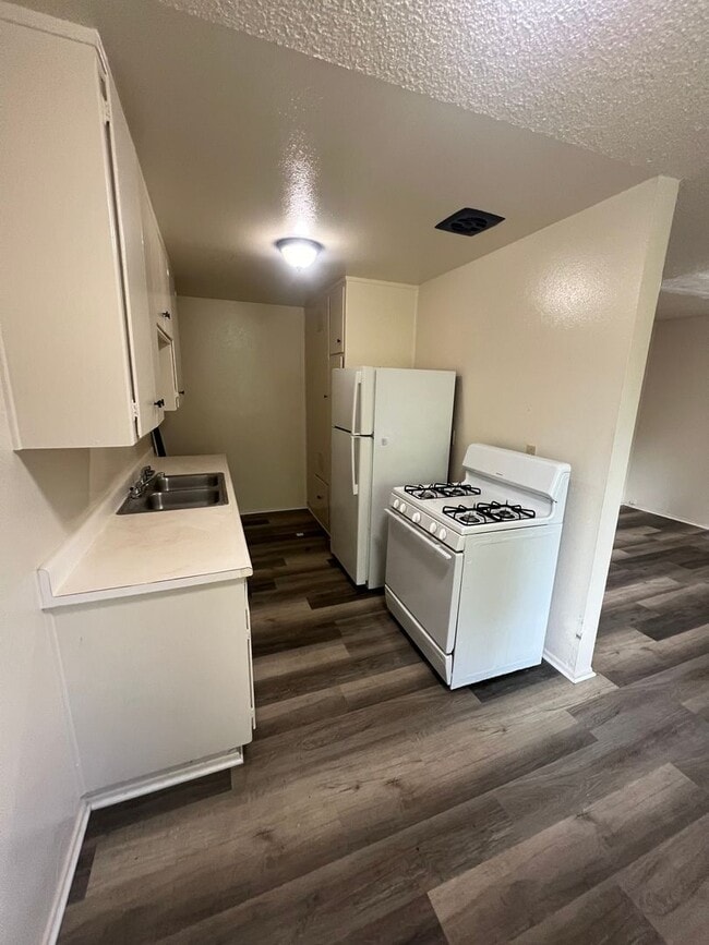 Building Photo - Oroville one bed one bath duplex for rent.