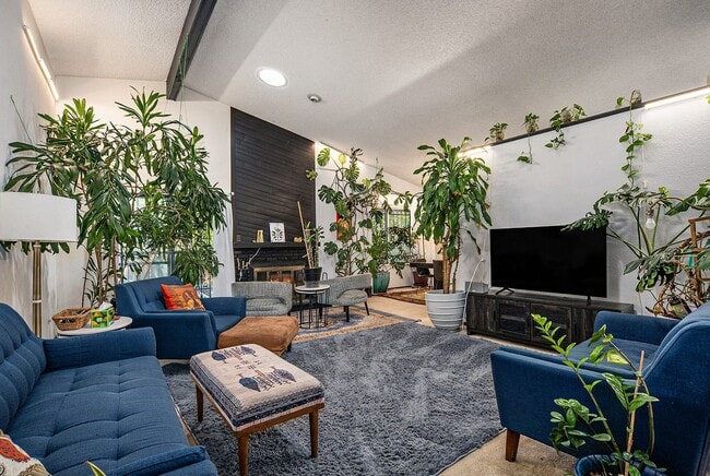Building Photo - 4 bed/3 bath very spacious, fully furnishe...