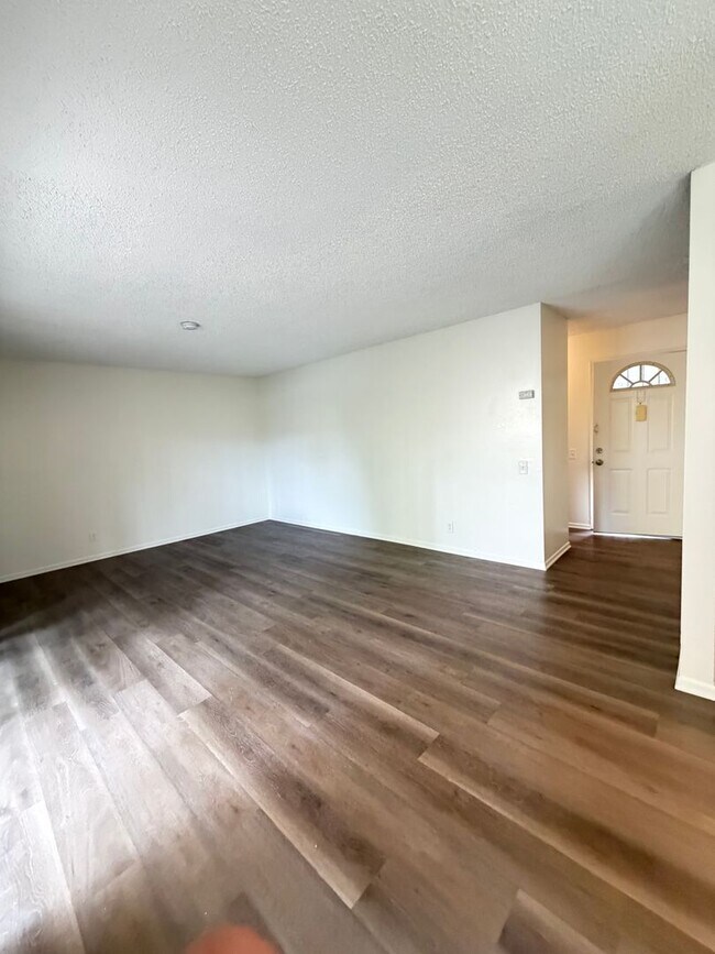 Building Photo - *Spacious 1 Bedroom in La Jolla!*