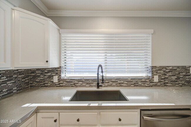 Building Photo - Move in Ready, Electricity Included!!