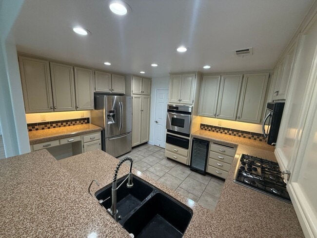 Building Photo - 3-Bedroom Home with Dual Fireplaces, Dual Balconies, and Community Pool in Valencia!