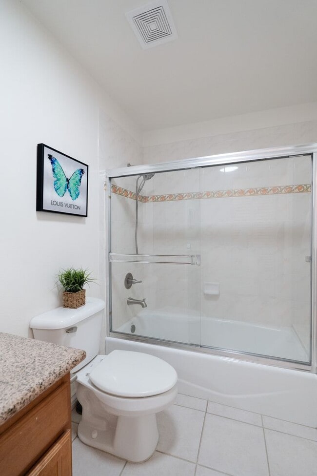 Building Photo - BEAUTIFUL 4 BED 3 BATH UNIT!!!!!