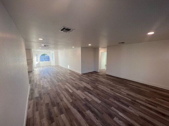 Building Photo - Remodeled 4 Bed/2 Bath in great ASU neighborhood