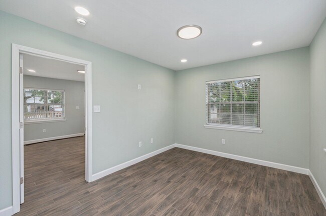 Building Photo - 718 Eglin Pkwy NE