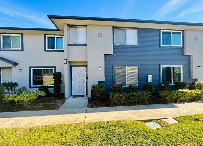 Primary Photo - Stunning Townhome In Santee with Modern Fi...