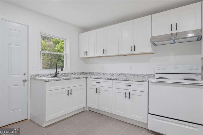 Building Photo - 608 N College Dr