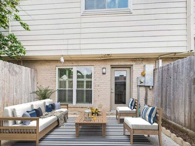 Building Photo - 10380 Briar Forest Dr