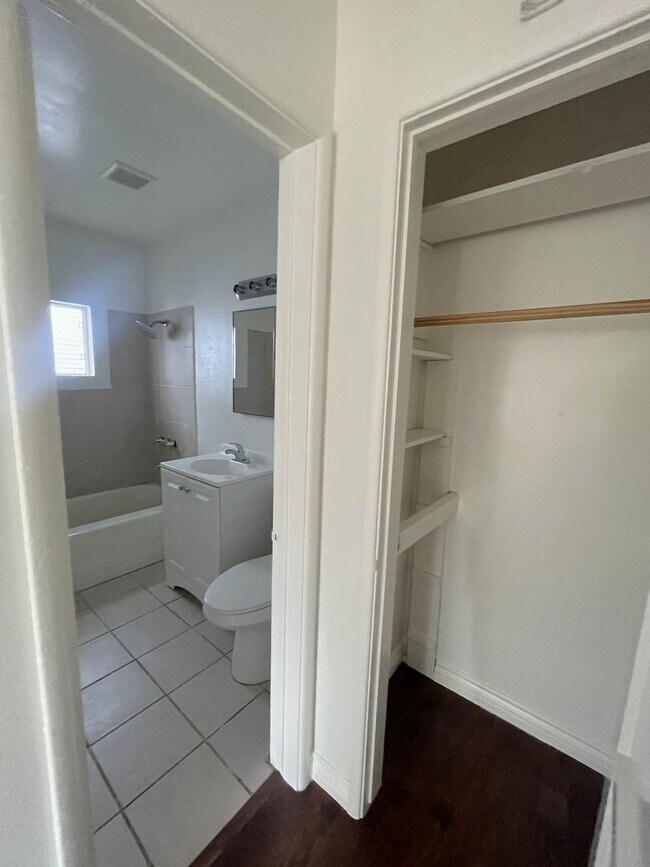 Building Photo - Locust St.