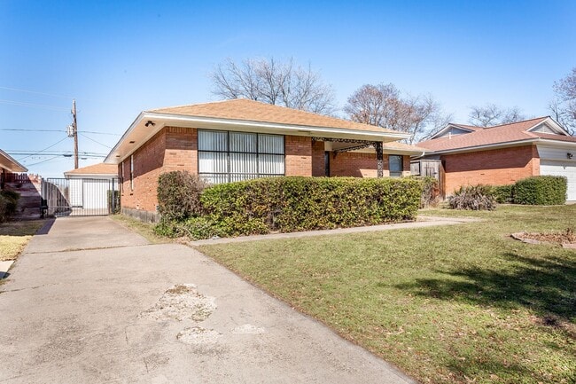 Building Photo - 3-bedroom, 2-bath home with 2-car garage in Casa View