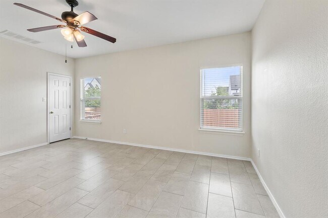 Building Photo - 802 N Creek Blvd