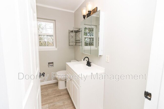 Building Photo - 6619 Fairview Rd