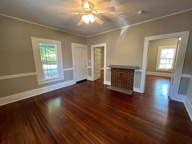 Building Photo - Adorable Home Near Downtown Mooresville!