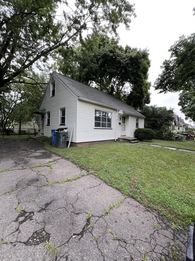 Building Photo - 400 Knickerbocker Ave