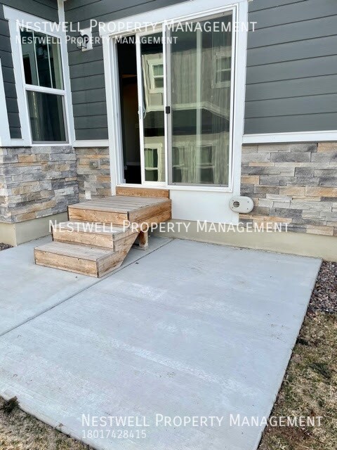 Building Photo - Amazing End-Row Townhome in Traverse Mountain