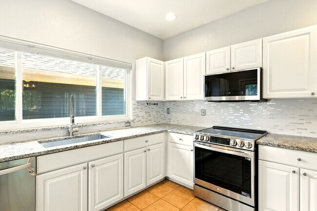 Building Photo - Charming Corner Lot! 3 Bedroom, 3.5 Bath w...