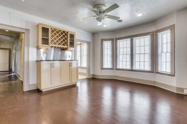 Building Photo - Rare & Classic Oak Lawn House | Great Location | Huge Backyard