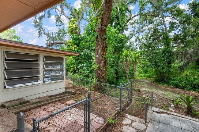 Building Photo - Welcome to Nature's Paradise!