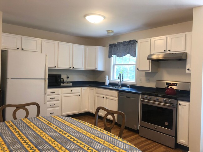 Primary Photo - FULLY FURNISHED: 2 BED/1.5 BATH (6 Month R...