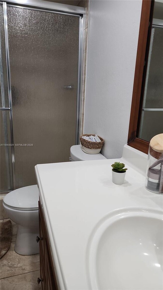 Building Photo - 200 Lakeview Dr