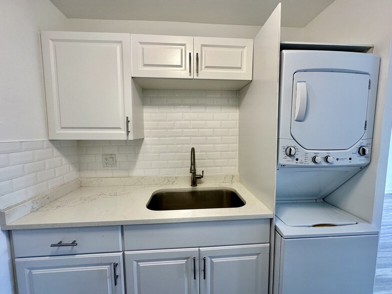 Building Photo - 4241 Tarpon Ave