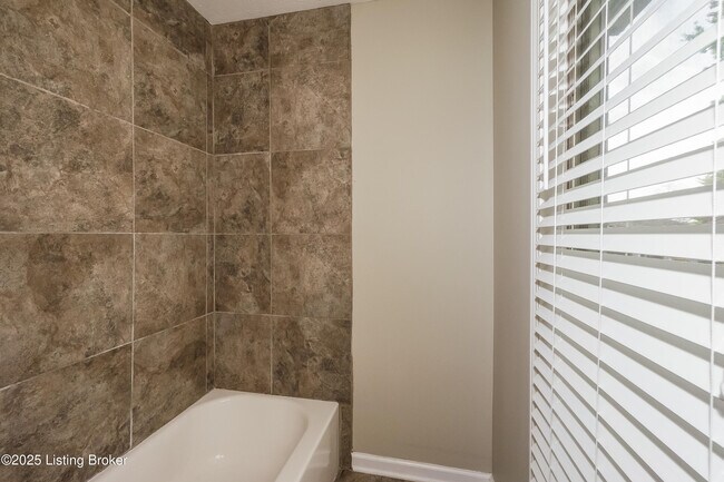 Building Photo - 8704 4 Oaks Ct