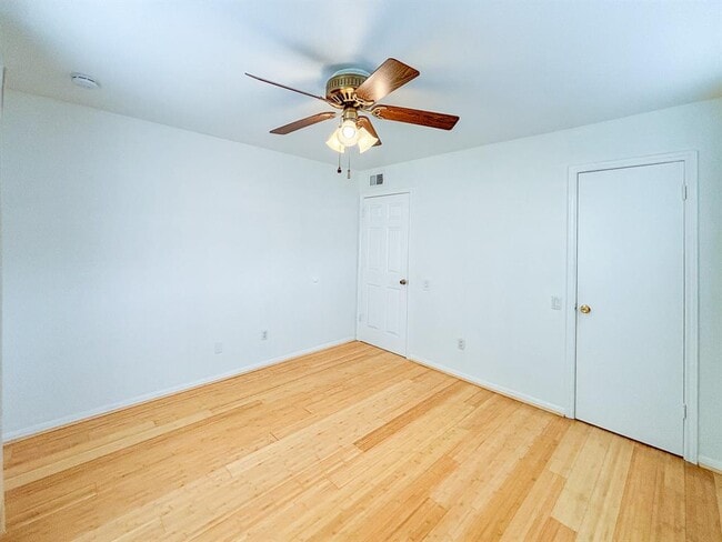 Building Photo - 1860 White Oak Dr