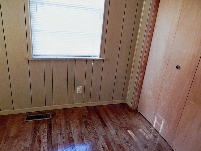 Building Photo - QUAINT Quincy 3/1 w/ Wood Floors, Sunroom, W/D, Large Yard, & New AC! $1150/month Avail May 6th!