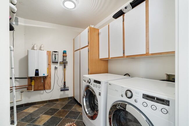 Building Photo - Sleek, spacious 3-bdrm/2.5-bath contemporary in SW Hills. Office, wine cellar, views, near Washin...