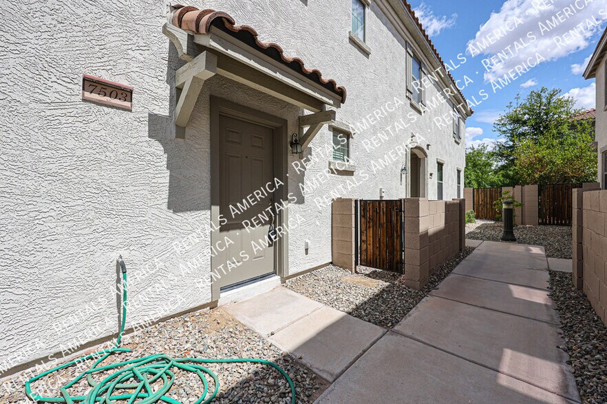 Building Photo - 7503 S 30th Run