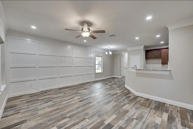 Building Photo - Spacious Townhome Near Several Parks