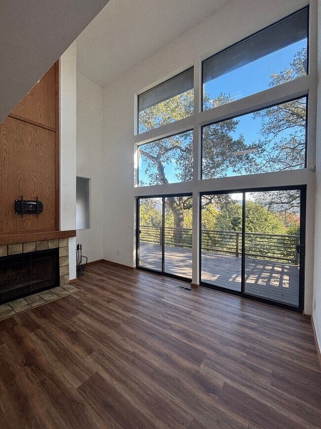 Building Photo - Large 2 bedroom 2.5 bathroom Bennett Valley Home with community pool and views