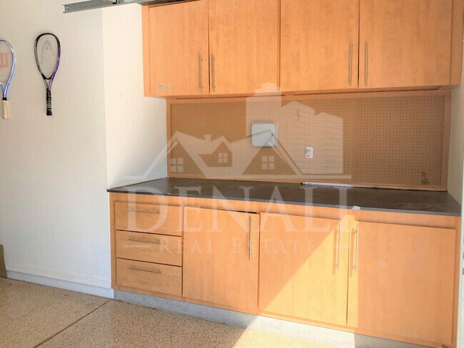 Building Photo - 706 N Tangerine Dr