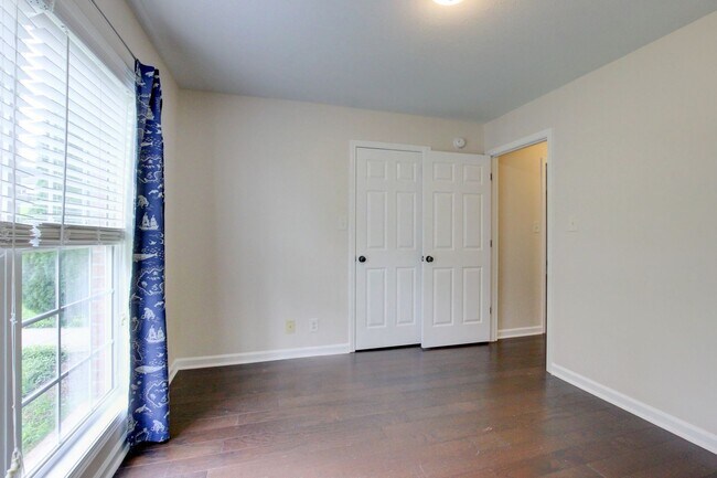Building Photo - 3 bed 2 bath w sweet basement.  Go