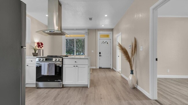 Building Photo - Downtown San Jose- beautifully renovated 3 bed/2 bath house with central heating and A/C