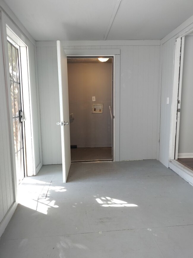 Building Photo - 3/1 Single Family Home Available now! 32204