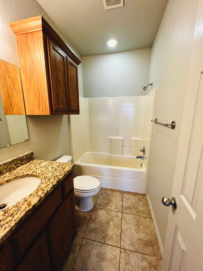 Building Photo - Charming 3BD 2BA Duplex in Yukon, The Gardens @ Chisholm Creek!!