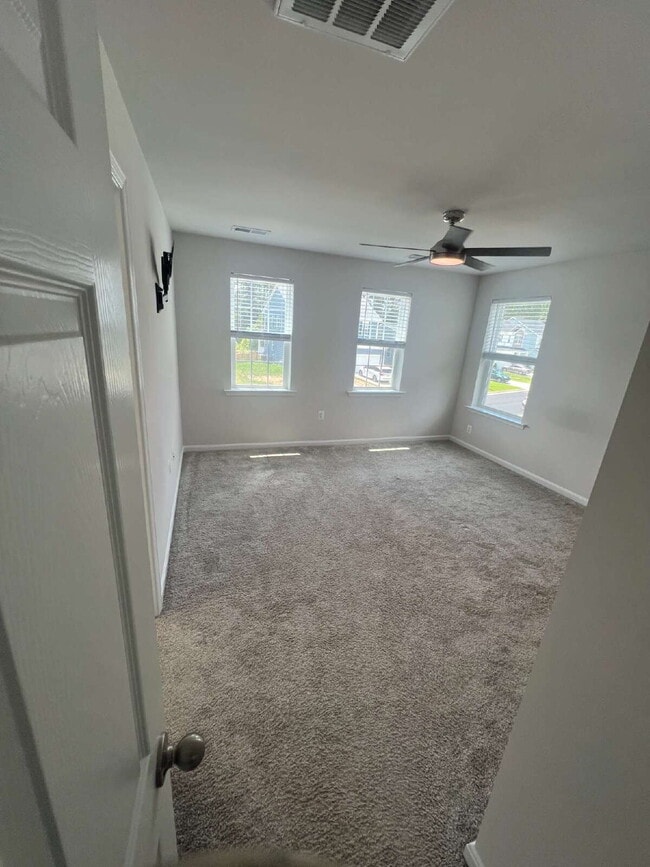 Building Photo - Spacious 3-Bedroom Rental in Sought-After ...