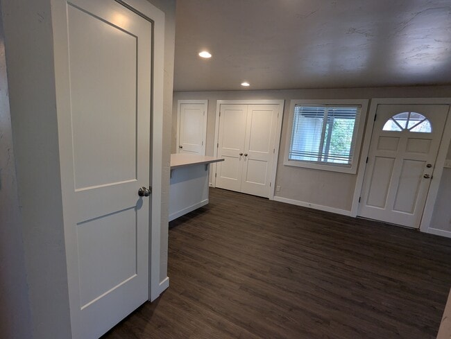 Building Photo - 60865 Jasmine Pl