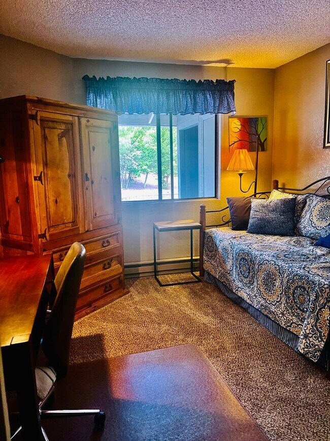 Building Photo - 2600 S White Mountain Rd