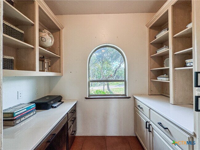 Building Photo - 2000 Village Oak