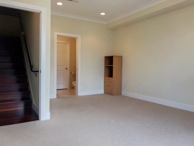 Building Photo - Tri-Level 3 Bed, 3 Bath Bernal Heights Tow...