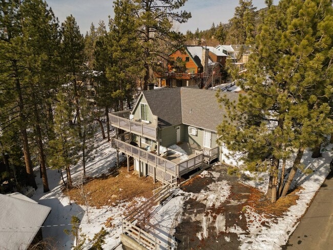Building Photo - Lake-View 4BR Cabin with Dual Decks in Faw...