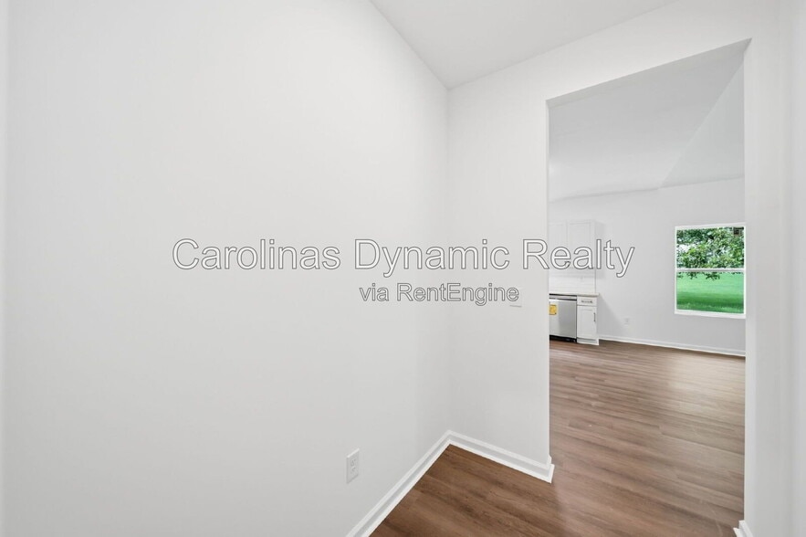 Building Photo - 1533 S Battleground Ave