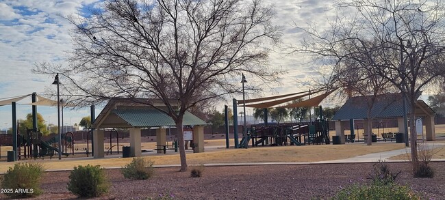 Building Photo - 2600 E Springfield Pl