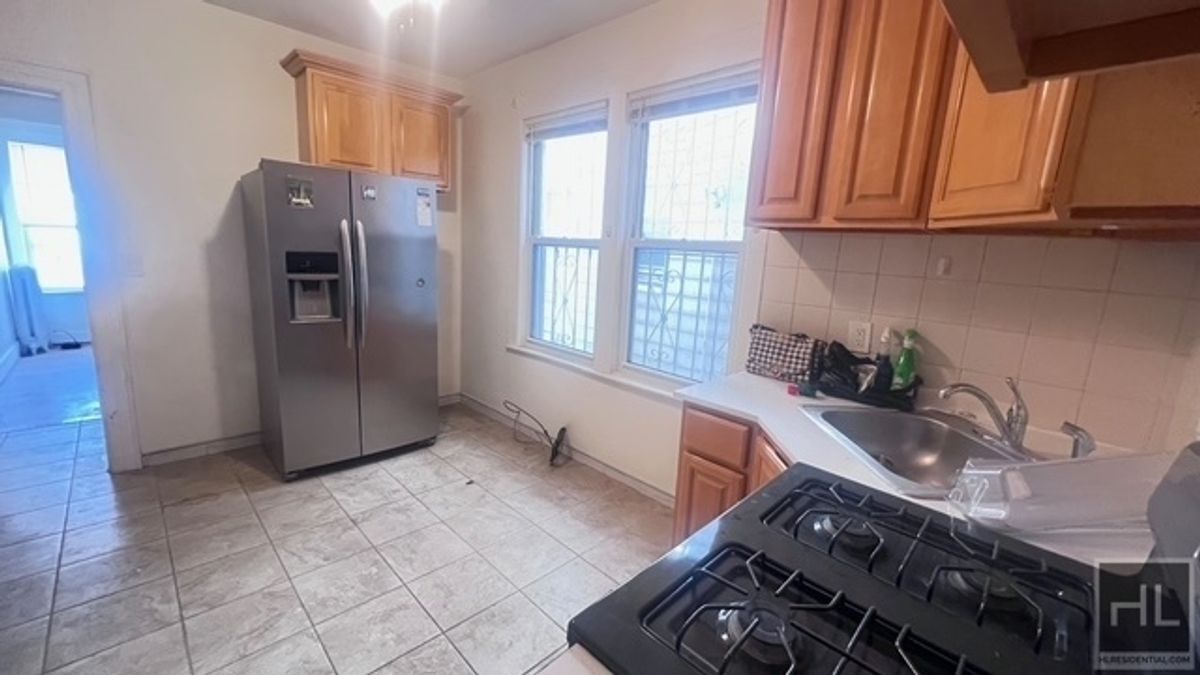 Building Photo - NATURALLY BRIGHT  AND LARGE  3 BEDROOMS  3...