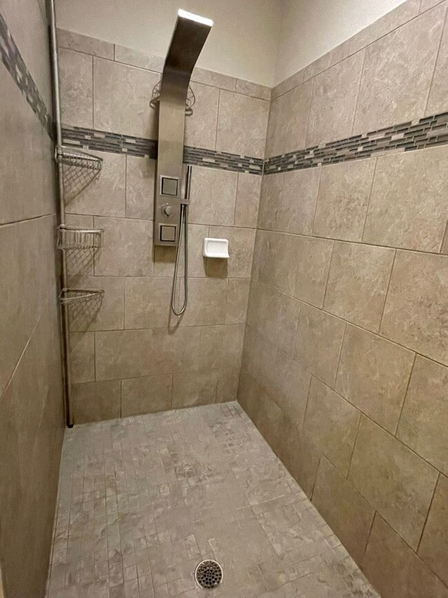 Building Photo - Open and Airy Home in Talavera