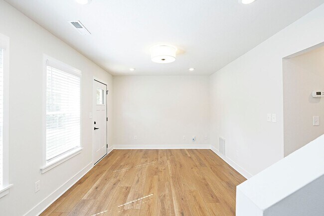 Building Photo - 917 Belmont Ave