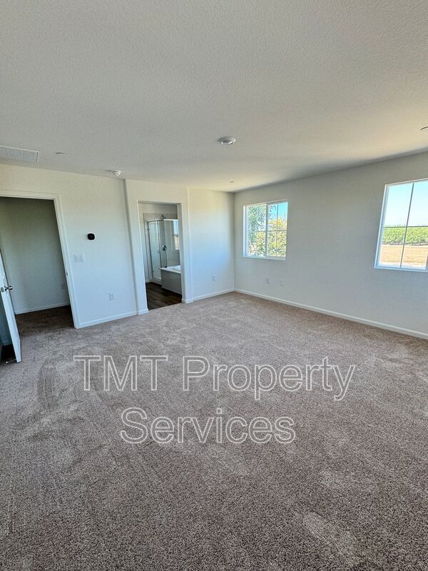 Building Photo - 1372 Redford Wy