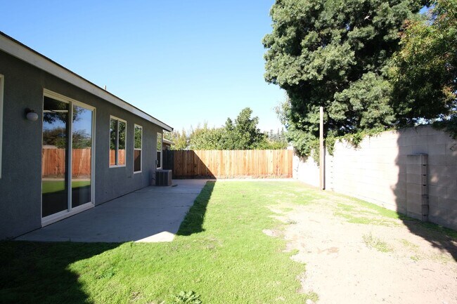 Building Photo - 3 Bedroom 2 bath!