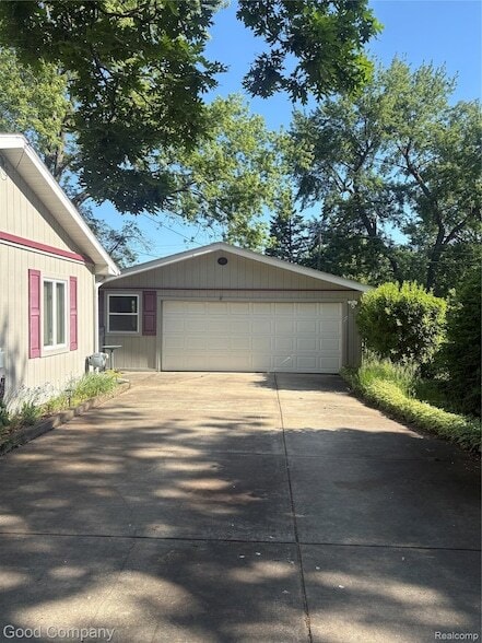 Building Photo - 6284 Woodsdale Dr